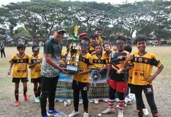 Kasdim 0802/Ponorogo Mayor Inf Agus Budi memberikan piala 