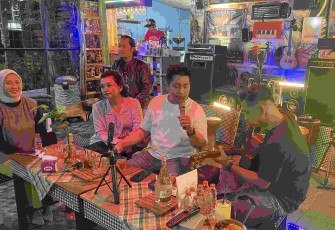 Suasana malam interaksi pengunjung 'Ingin Cafe' Malang