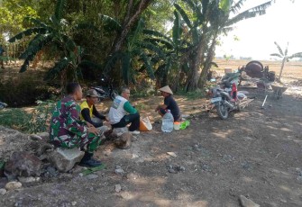 Komsos Babinsa bersama warga binaannya