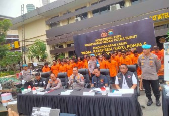 Kapolrestabes Medan Kombes Pol Jean Calvijn Simanjuntak memberikan konferensi pers, Sabtu (25/10)