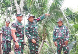 Dansatgas TMMD ke 126 Kodim Pacitan Letkol Arh Imam Musahirul saat mendampingi Tim Wasev, Rabu (29/10)