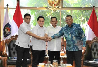Mendagri Tito Karnavian bersama Menpora Erick Thohir di Jakarta, Rabu (29/10)