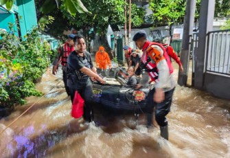 Evakuasi korban banjir di Pondok Aren