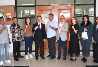 Saksi Kunci Dr. Rudi Rusdiah berfoto bersama Soegiharto Santoso selaku Ketua Umum DPP APKOMINDO, Puguh Kuswanto (Sekjen), Yuliyanti, Yolanda Roring, Agus Dedi Supriyadi dan Eddy Yusuf Prasetyo di depan Ruang Sidang Kartika PTUN Jakarta, 07 Oktober 2025.