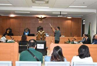 Caption Fotonya:  Saksi Sugiyatmo disumpah sebelum menyampaikan keterangan dalam sidang perkara nomor 212/G/2025/PTUN.JKT, di Pengadilan Tata Usaha Negara (PTUN) Jakarta, Selasa (14/10/2025).
