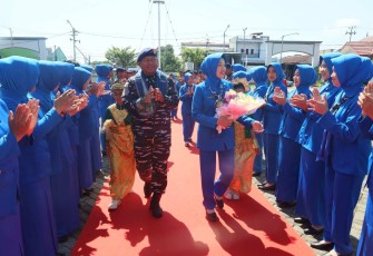 Pangkolinlamil Laksda TNI Rudhi Aviantara disambut prajurit Satlinlamil 3 Makassar, Senin (3/11)