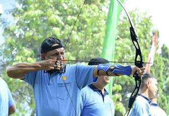 Prajurit Koharmatau saat latihan memanah, Selasa (4/11)