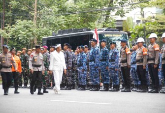 Gubernur Jabar Dedi Mulyadi cek pasukan apel siaga di Gedung Sate, Bandung, Rabu (5/11)