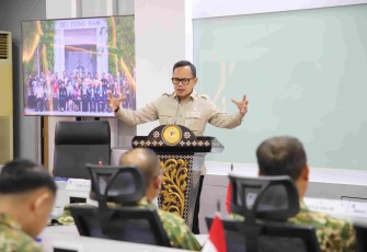 Wamendagri Bima Arya saat memberi arahan kepada 25 kepala daerah peserta Kursus Pemantapan Pimpinan Daerah (KPPD) Tahun 2025, Rabu (5/11/2025). 
