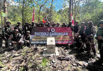 Patroli gabungan cek patok perbatasan 