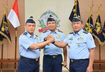 Dankoharmatau Marsma TNI Ir Suryanto foto bersama usai melantik Kapoksahli Koharmatau, Kamis (20/11)