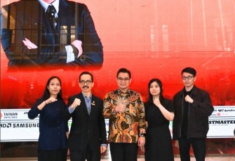 Vincent Suriadinata, SH., MH. (Managing Partner) bersama Ir. Soegiharto Santoso, SH. (Founder/Counsel & Senior Advisor) dan Tim Mustika Raja Law Office usai sesi menjadi narasumber pada forum "Empowering Indonesia Game Ecosystem" di IGX 2025 Jakarta. (20/11/2025)