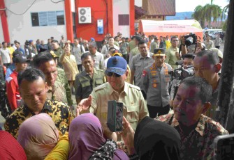 Presiden Prabowo Subianto mengunjungi korban bencana banjir dan tanah longsor 