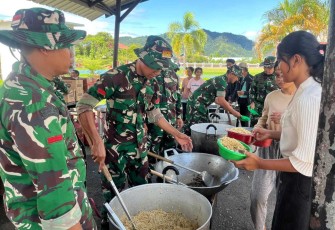 Dapur lapangan TNI AD di wilayah bencana banjir dan tanah longsor Kabupaten Tapteng, Selasa (2/12)