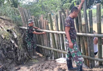 Babinsa Koramil 06/Lubuk Pakam perbaiki tanggul jebol di wilayah desa binaan, Kamis (4/12)