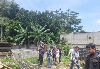 Suasana pengukuran ulang proses pengembalian hak milik ahli waris Aster, Kelurahan Sukatani, Tapos, Depok, Jum'at (5/12)