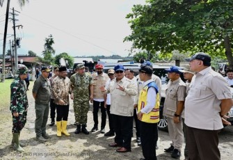 Menteri ESDM Bahlil Lahadalia saat melaporkan kondisi terkini ketersediaan listrik di Aceh kepada Presiden Prabowo di Bireuen, Minggu (7/12)
