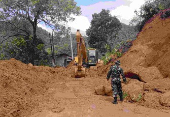Alat berat dikerahkan membuka akses jalan terputus pascabencana menghubungkan Kabupaten Tapanuli Utara, Kota Sibolga dan Kabupaten Tapanuli Tengah, Selasa (9/12)
