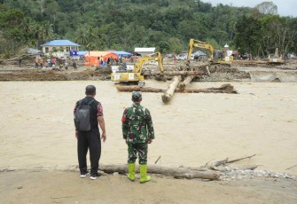 Danrem 023/KS Kolonel Inf Iwan Budiarso meninjau pembangunan jembatan darurat, Rabu (10/12)