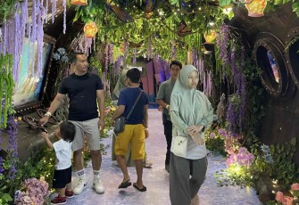 Pengunjung menikmati Blissful Fairyland Jakarta Aquarium Safari 