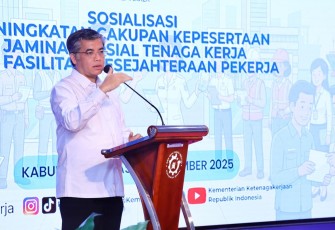 Menaker Yassierli memberikan sambutan di SMK Mitra Industri Cikarang, Bekasi, Selasa (23/12)