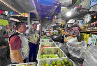 Satgas pangan Polri saat meninjau pasar tradisional di wilayah Semarang, Minggu (28/12)