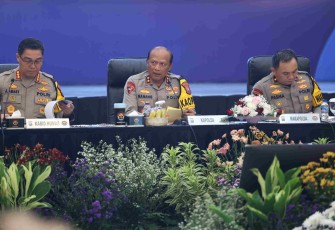 Kapolda Jatim Irjen Pol Nanang Avianto saat memberikan keterangan pers