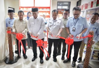 Menkop Ferry Juliantono bersama Wakil Walikota Depok Chandra Rahmansyah meresmikan gerai obat Kopdes di Kota Depok, Selasa (30/12)