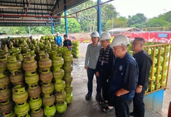 Kepala Disdagin Kota Depok, Dudi Mi'raz Imaduddin bersama jajarannya meninjau alokasi Gas LPG di SPBE PT Catur Jaya Perkasa, Kecamatan Tapos