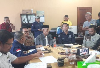 konferensi pers di Aula Kantor Bupati Aceh Singkil, Kamis, 25 September 2025.