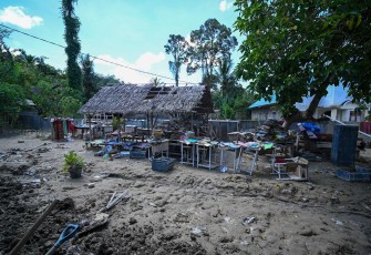 Kondisi buku-buku dan peralatan belajar pasca terdampak bencana banjir dan longsor.