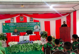 Dandim 1310Bitung (Kanan) atas mimbar saat memberikan sambutan dan ucapan selamat datang kepada Dr. Aqua Dwipayana selalu Nasrum