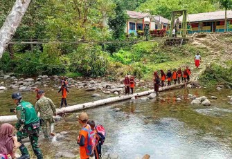 Dandim 1428Mamasa Letkol Arh Edwin Hermawan melihat langsung kesulitan warga dan memilih untuk tidak berpangku tangan.