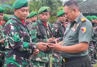 Dandim 0801/Pacitan Cek HP Anggota