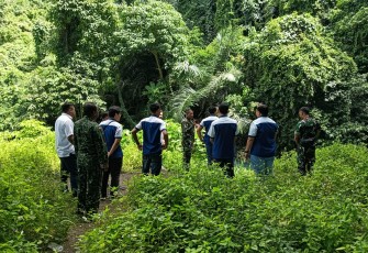 Dansatgas TMMD Letkol Czi Hanif Tupen S.T.,M.I.P bersama Dirut PDAM Duasudara saat meninjau lokasi penampungan air milik PDAM yang akan di gunakan untuk penyuplaian di Manunggal Air TMMD Kodim 1310Bitung