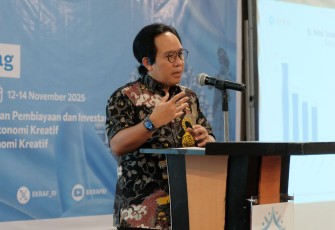 Deputi Pengembangan Strategis Kementerian Ekonomi Kreatif, Cecep Rukendi, memberi sambutan pada acara Islamic Creative Economy Founders Fund (ICEFF) 2025 di Swiss-Belinn Panakkukang, Makassar, Minggu (16/11/2025).
