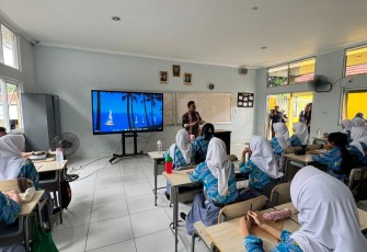 Direktur Guru Pendidikan Menengah dan Pendidikan Khusus, Putra Asga Elevri, hadir mengajar sebagai guru di kelas XI SMA Negeri 7 Bogor.