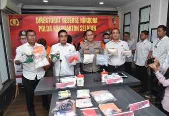 Direktur Reserse Narkoba Polda Kalsel Kombes Kelana Jaya saat press release, Selasa (2942025).