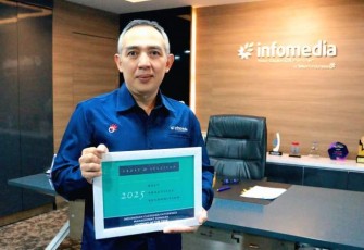 Direktur Utama Infomedia Eddy Sofryano menunjukkan penghargaan "Best Company of The Year 2025" oleh Frost & Sullivan untuk kategori Customer Experience Management (CXM) di Indonesia.