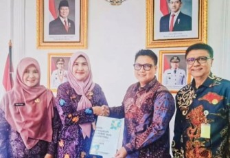 Kepala Diskominfo Kepri saat menerima kunjungan Kepala BKD dan KORPRI Provinsi Kepulauan Riau, Yenni Trisia Isabella, di Ruang Kolaborasi Diskominfo Kepri, Kamis (13/11/2025).