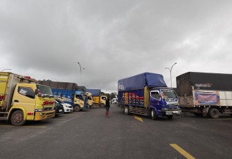 Sejumlah truk yang membawa barang bantuan warga terdampak bencana hidrometeorologi Aceh, Sumatra Barat dan Sumatra Utara dari pemerintah dan masyarakat Provinsi Sumatra Selatan, menunggu bongkar barang di Pos Pendukung Logistik Nasional, kompleks Bandara Internasional Sisingamangaraja XII, Silangit, Sumatra Utara, Minggu (7/12).