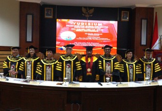 Foto bersama Wakil Rektor Bidang Pengajaran, Akademik, dan Kemahasiswaan, Promotor, Ko Promotor, dan Penguji. 