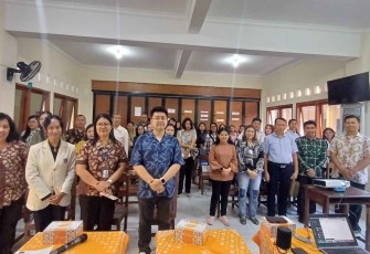 Foto bersama dalam pembukaan Program Pemberdayaan Kemitraan Masyarakat (PKM) sekaligus meluncurkan aplikasi Online Home Process Skills (OHOPROS).