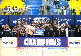 Foto bersama penuh sukacita menandai akhir perjalanan penuh perjuangan. UKSW kembali mengangkat trofi juara, mengukuhkan semangat Satu Hati di atas lapangan.