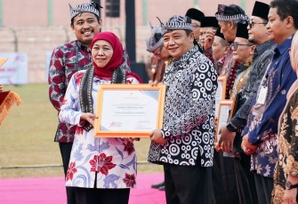 Anggota Fraksi PDI Perjuangan DPRD Jatim, Guntur Wahono (kanan)
