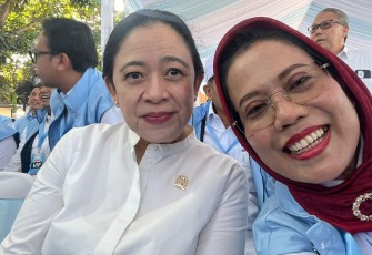Penasihat Fraksi PDI Perjuangan DPRD Jawa Timur, Dr. Sri Untari Bisowarno, M.AP bersama Sri Untari bersama Puan Maharani saat menghadiri Launching Kelembagaan Koperasi Merah Putih se-Indonesia di Klaten, Jawa Tengah, Senin (21/07/2025).