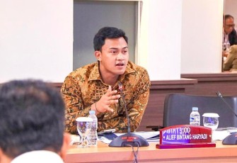 Anggota Komisi C DPRD DKI Jakarta dari Fraksi Gerindra, Alief Bintang Haryadi, saat menyampaikan pandangan umum fraksi dalam rapat paripurna pembahasan Ranperda APBD 2026 di Gedung DPRD DKI Jakarta, Senin (8/9/2025).