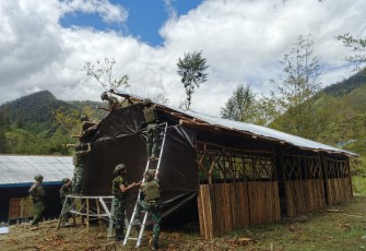 Satgas Yonif 700/WYC Rampungkan 80 Persen Pembangunan SD 03 Mayuberi