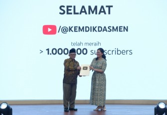 Mendikdasmen, Abdul Mu’ti saat menerima penghargaan Gold Play Button – YouTube