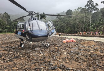 Helikopter BNPB saat Mendarat di Tepi Sungai.